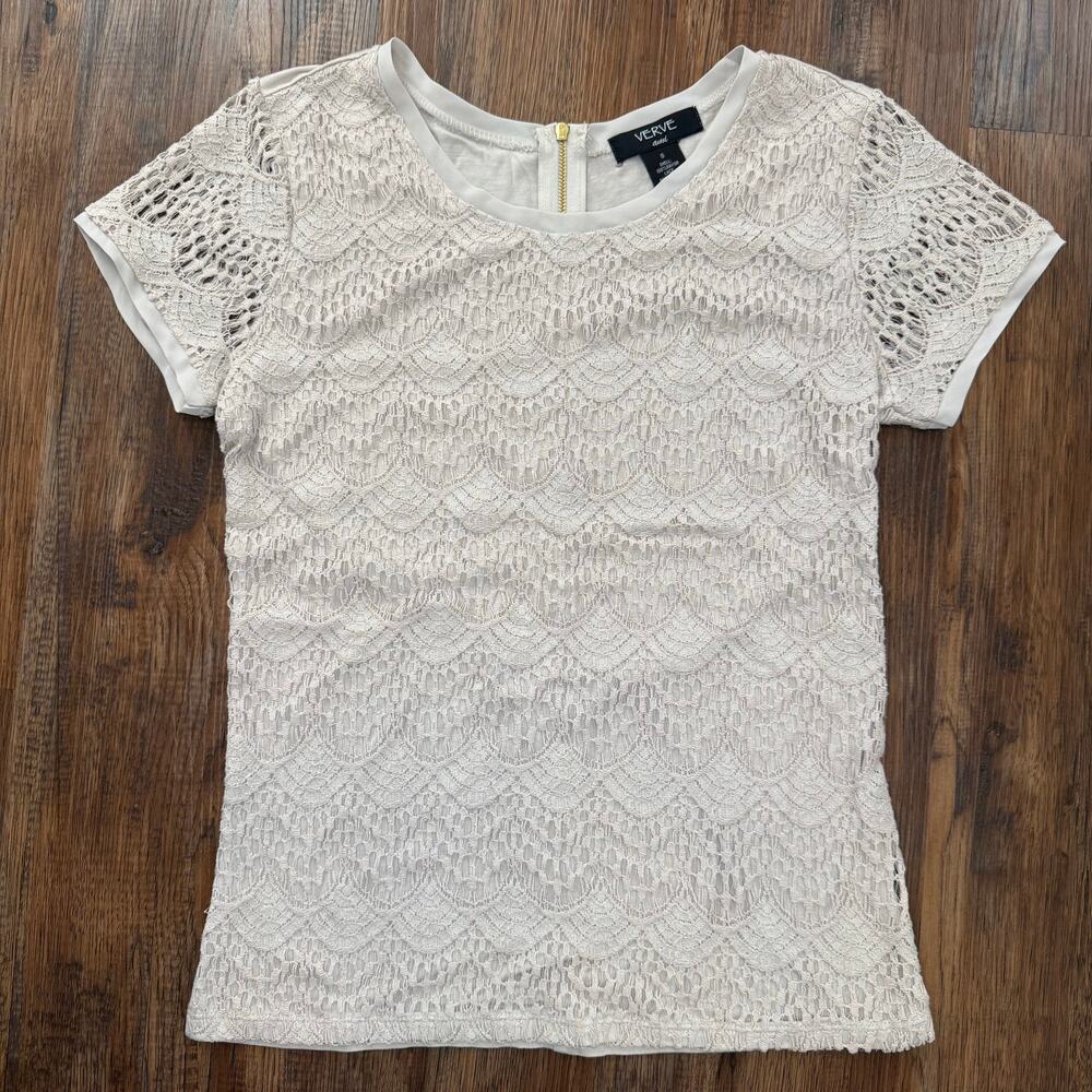 Verve ami size small beige scalloped lace t shirt blouse gold zipper detail